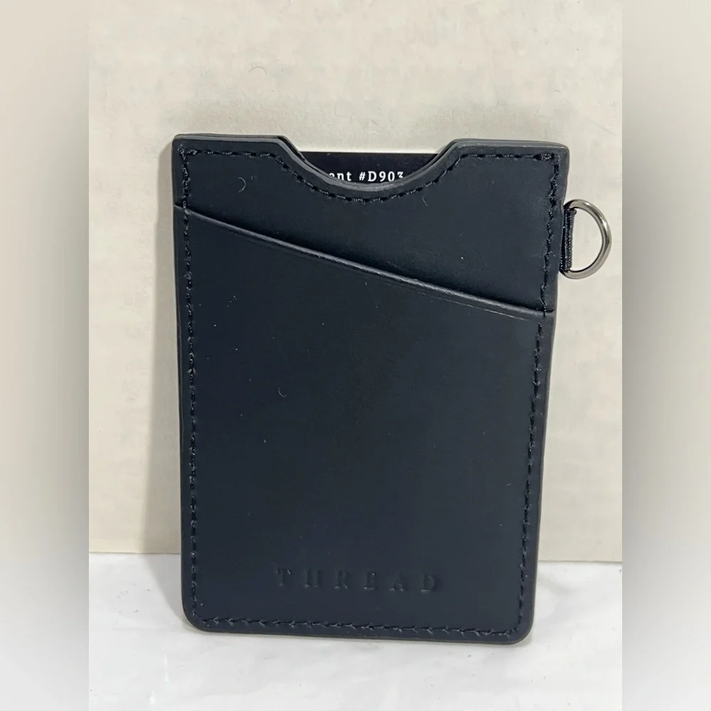 THREAD VERTICAL LEATHER WALLET Built in metal D-ring to attach lanyard, key hook